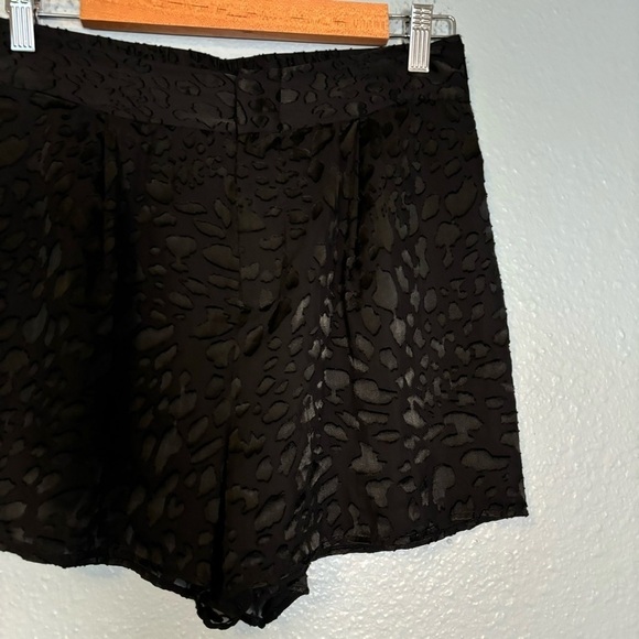Good American Women's Midnight Black Leopard Print Satin Burnout Shorts Size 26‎ - Picture 7 of 11